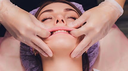 Frau erhält eine Buccal Massage