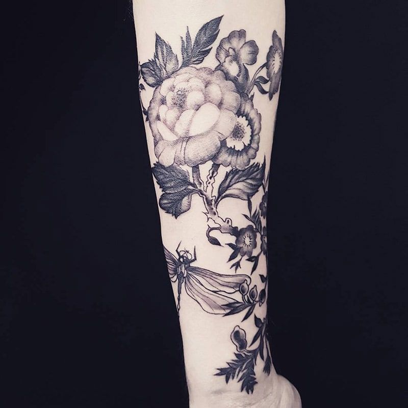 Blumen und Libelle als Schwarz-Weiß-Tattoo